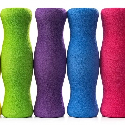 Seis garrafas coloridas com capa de espuma texturada alinhadas