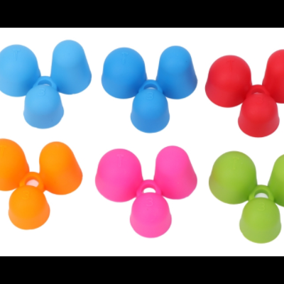 Objetos de borracha coloridos em forma triangular com três saliências arredondadas