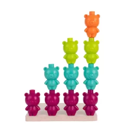 Peças de empilhar coloridas em forma de urso numa base de madeira