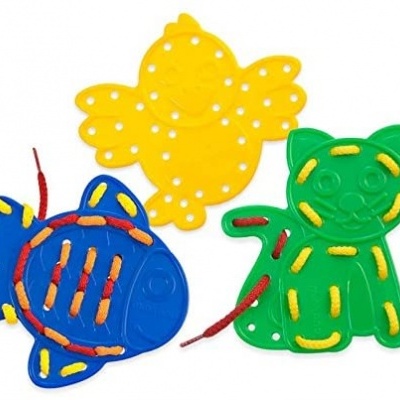Brinquedos coloridos de plástico com cordões para enfiar em formas de peixe, pássaro e gato.