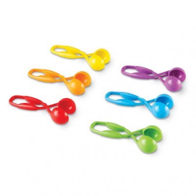 Cinco pinças de plástico coloridas em amarelo, laranja, vermelho, azul e verde num fundo branco
