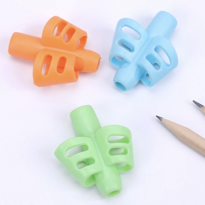 Apertadores de lápis de plástico coloridos com design ergonómico perto de lápis de madeira