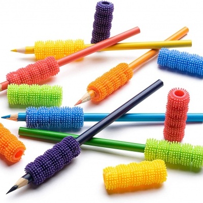 Lápis de cor com empunhaduras coloridas texturizadas em contas