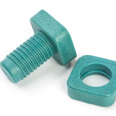 Parafuso e porca quadrada de plástico verde turquesa sobre fundo branco