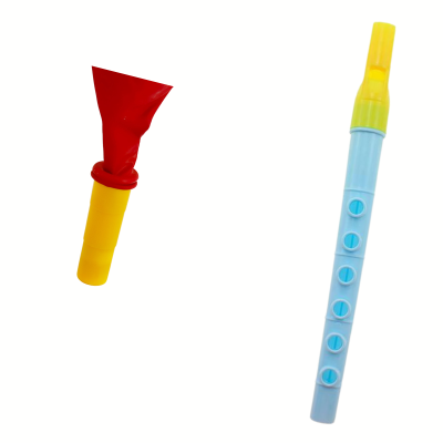 Instrumento musical de sopro em plástico azul e amarelo com sete orifícios