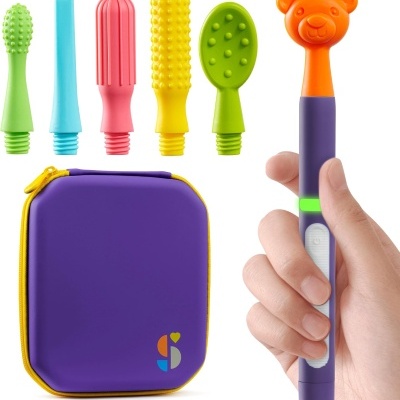 Escova de dentes elétrica infantil roxa e laranja com cabeças intercambiáveis coloridas e estojo roxo.