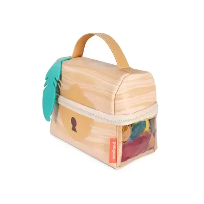 Mala em forma de baú de tesouro com padrão de madeira clara e detalhes coloridos