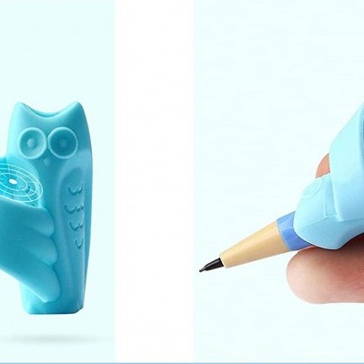 Espiral azul em forma de coruja para dedo no lápis