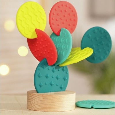 Escultura colorida de peças com texturas em base de madeira