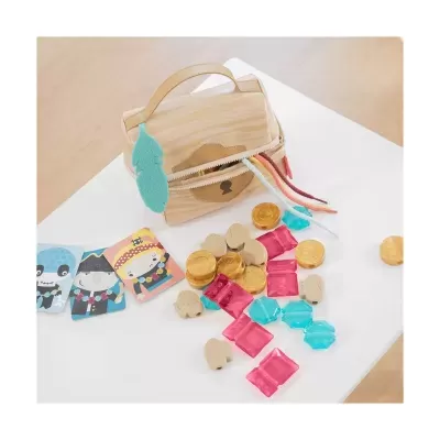 Bolsa mochila de madeira clara com moedas e peças de plástico coloridas