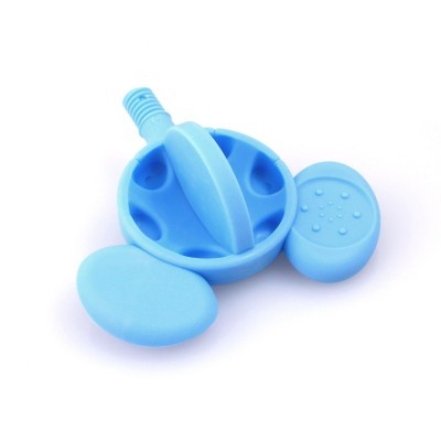 Acessórios azuis de silicone para cozinha com suporte e tampas sobre fundo branco