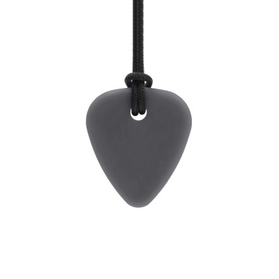 Pingente triangular preto mate com corda preta