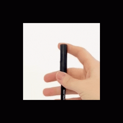 Lápis preto para sobrancelhas segurado por uma mão