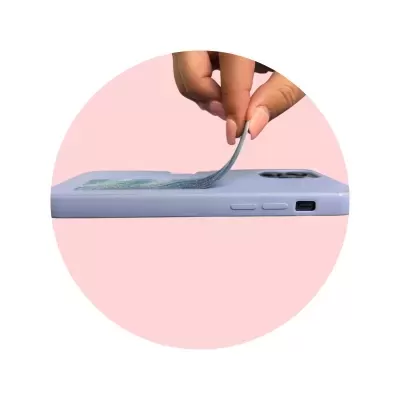 Capa de telemóvel lilás com mão a descolar autocolante