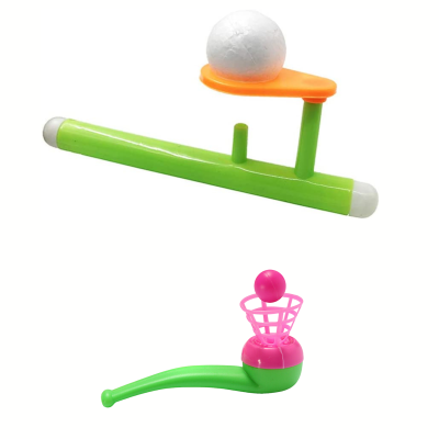 Lançadores de jogo infantil com bola e cesta, em plástico verde, laranja e rosa, sobre fundo branco