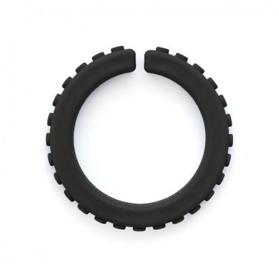 Anel preto aberto em borracha com textura de blocos