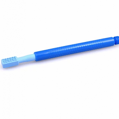 Escova interdental azul com cerdas brancas
