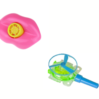 Brinquedo colorido composto por peças plásticas em azul, verde, rosa e amarelo