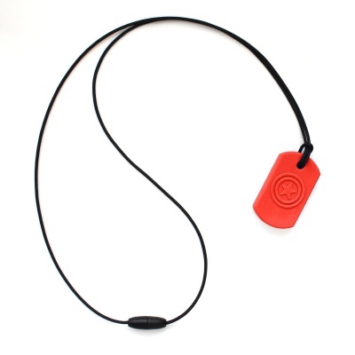 Colar preto com pendente vermelho emborrachado e símbolo circular