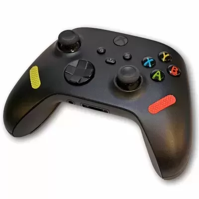 Comando de videojogo preto com botões coloridos