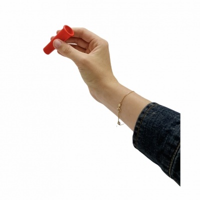 Mão segurando objeto cilíndrico vermelho com fundo branco