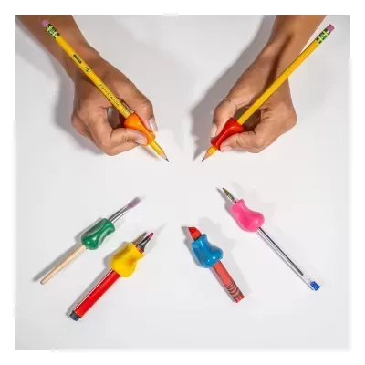 Conjunto de acessórios de apoio para lápis coloridos e lápis amarelos em fundo branco