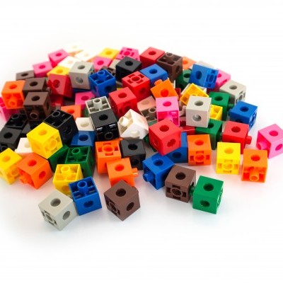 blocos de construção coloridos com dois buracos em cada face