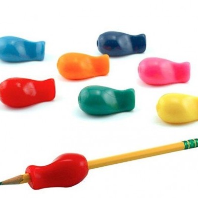 Apontadores de lápis coloridos em forma de peixe, com lápis amarelo