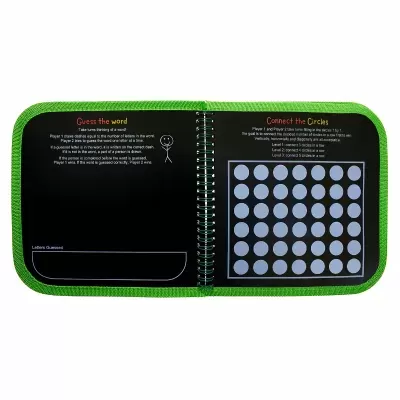 Livro de jogos para crianças com capa verde e páginas pretas com texto e gráficos