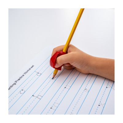 Mão a escrever com lápis e suporte vermelho num caderno de caligrafia