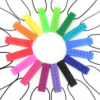 Pendentes retangulares coloridos de borracha com textura de bolas e cordão preto