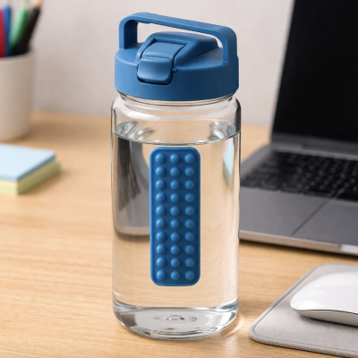 garrafa de água transparente com tampa azul e elemento azul texturizado no interior