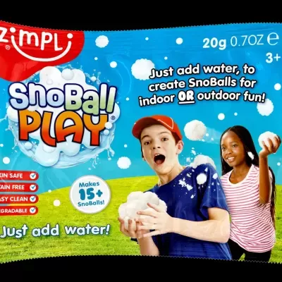 Embalagem azul e vermelha do produto Zimpli SnoBall Play com crianças a brincar