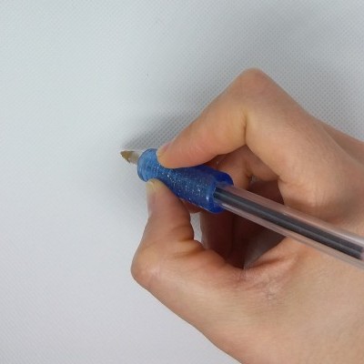 Mão segurando caneta de tinta azul sobre fundo branco