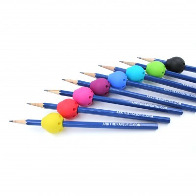 Lápis azuis com apanhadores de borracha coloridos alinhados