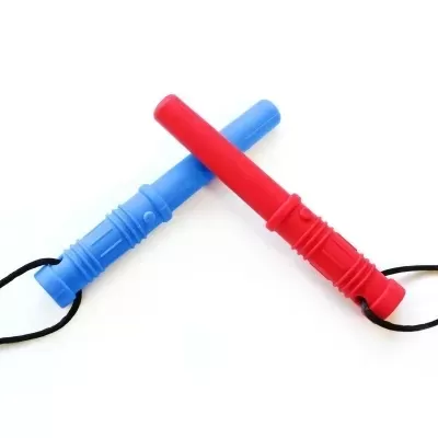 Bastões vermelho e azul com correias pretas