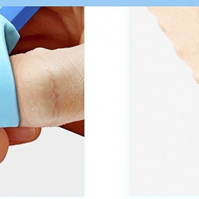 Corrector de postura para dedos em silicone azul segurando lápis