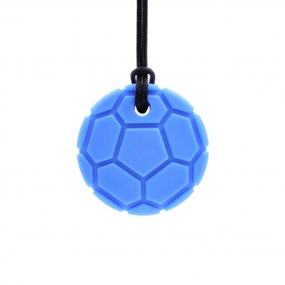 Colar com pendente redondo azul em silicone com padrão hexagonal suspenso por cordão preto
