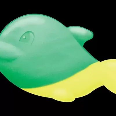 Figura decorativa golfinho verde-água com cauda amarela