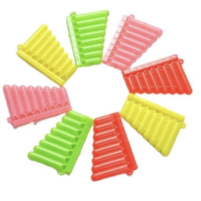 Oito flautas coloridas de plástico dispostas em círculo