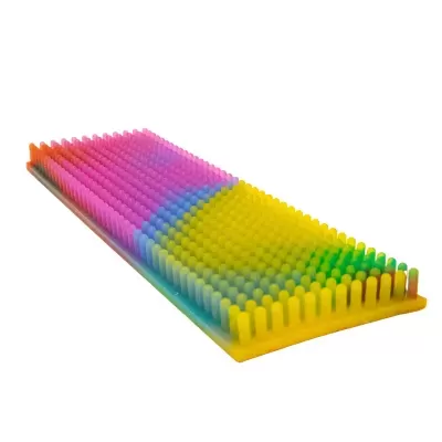 Tapete massajador colorido com pinos em degradé