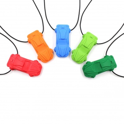 Cinco pendentes de carrinhos desportivos coloridos em cordões pretos