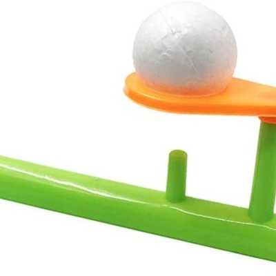 Brinquedo verde e laranja com bola branca de esferovite