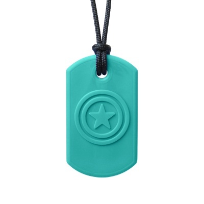 Colar dog tag verde água com relevo de estrela em cordão preto