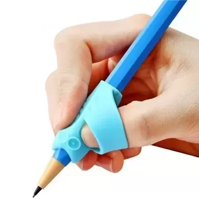 Mão segurando um lápis azul com acessório plástico azul para correção da pega