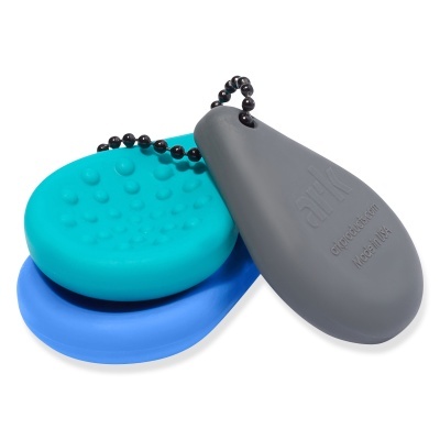 Conjunto de acessórios plásticos em cinzento, azul e turquesa com textura e corrente