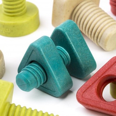 Parafusos e porcas de plástico coloridos em branco, azul, vermelho, amarelo e verde