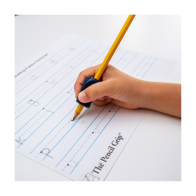 Mão infantil segurando lápis com apoio azul a escrever em caderno de caligrafia