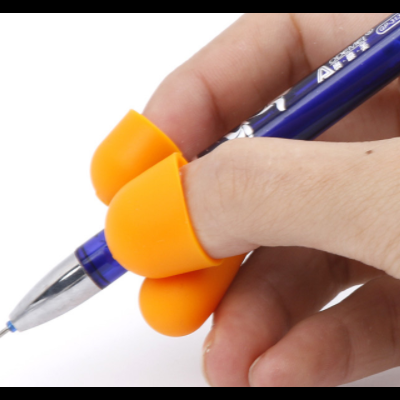 Mão segurando caneta azul com suporte de silicone laranja para dedos