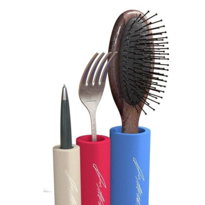 Três suportes coloridos com caneta, garfo e escova de cabelo